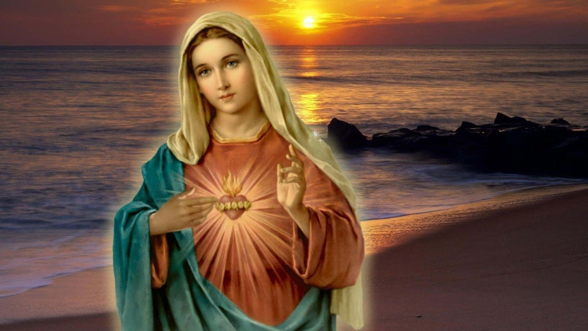 Mother Mary 桌布 壁紙 — 一位發光的宗教人物，帶有閃耀的聖心，站在日落時分的海灘上，海浪在附近拍打。
