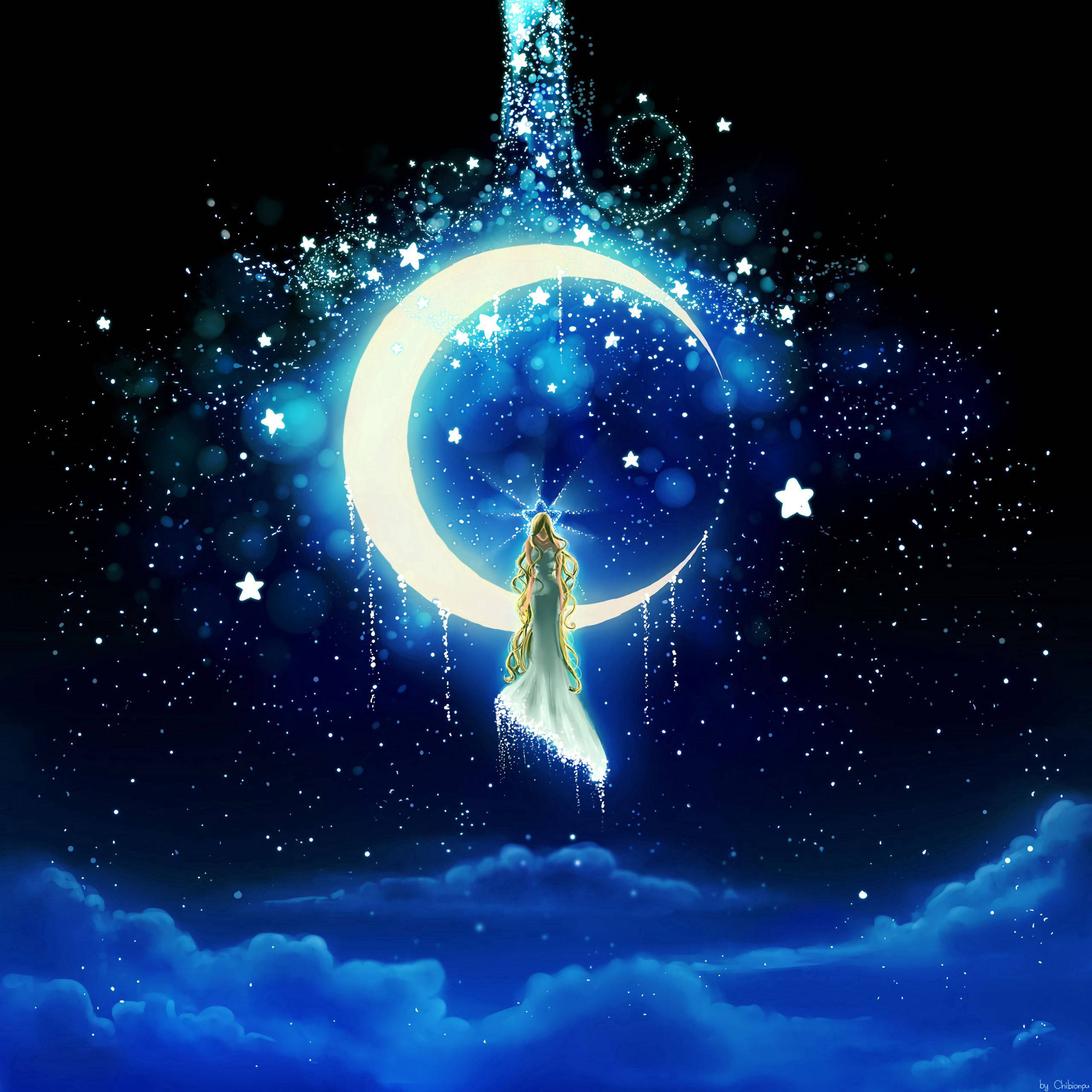 月亮與星星 桌布 壁紙 — 一位發光的月亮女神，飄逸的頭髮，漂浮在由閃爍星星和藍色雲朵環繞的彎月前。