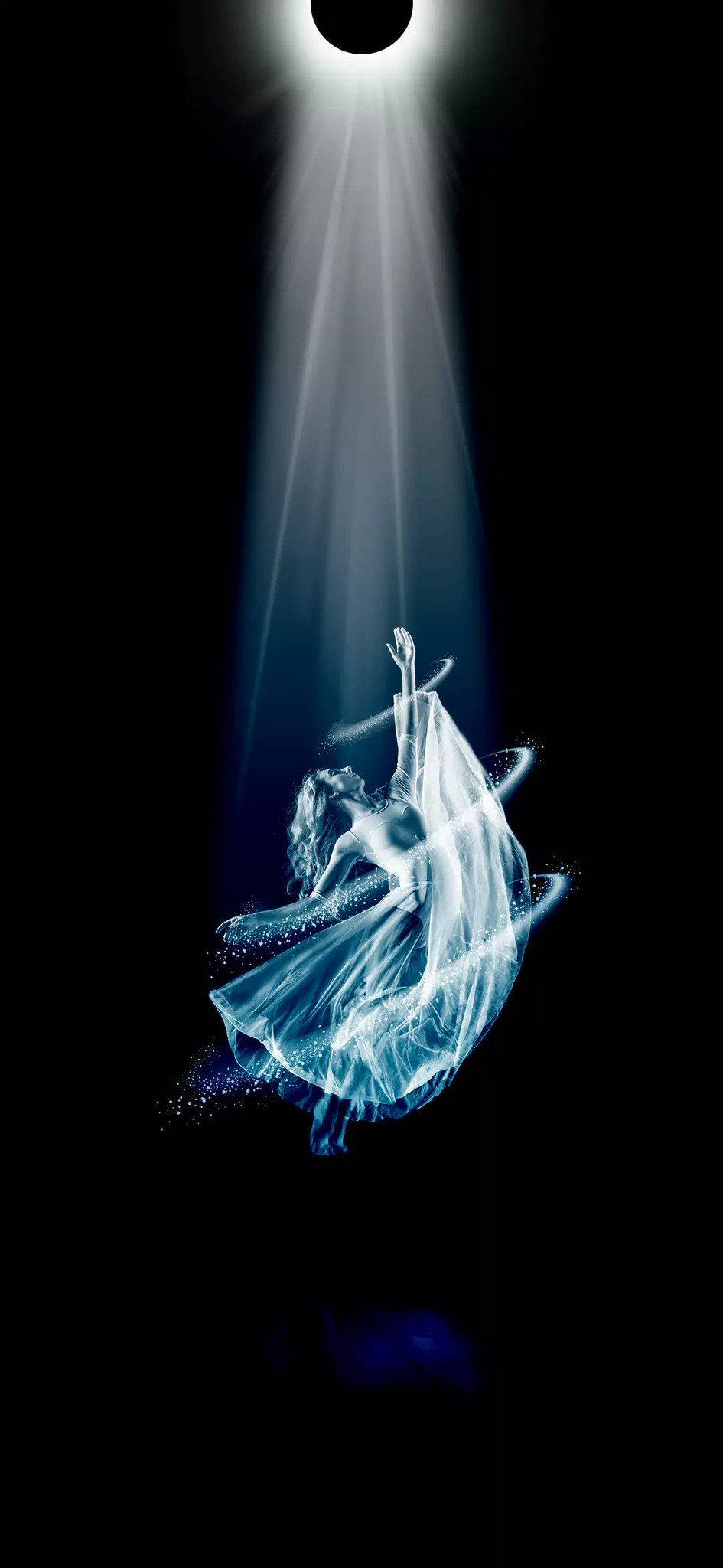 ballerina 桌布 壁紙 — 一位發光的空靈舞者穿著飄逸長裙，在神聖聚光燈下旋轉，背景是漆黑虛空。