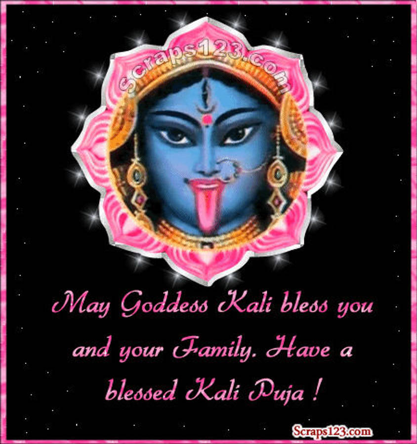 Goddess Kali 桌布 壁紙 — 一位發光的藍面女神卡莉，伸出舌頭，以粉紅色花瓣框住，背景是星光閃爍的黑色，並附有祝福文字。
