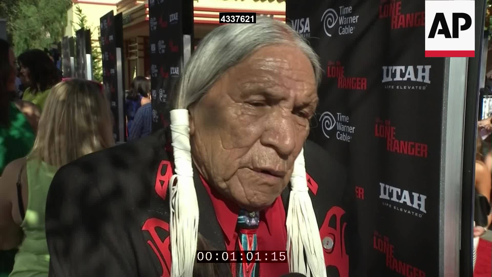 Native American 桌布 壁紙 — 一位白辮子的年長美洲原住民男子在《獨行俠》電影首映紅地毯活動上發言。
