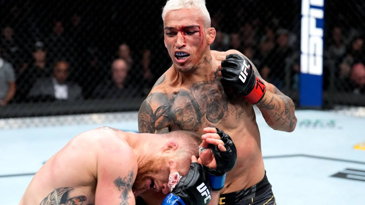 MMA 桌布 壁紙 — 一位白髮、血跡斑斑的UFC拳手在八角籠內向對手揮出一拳，進行一場殘酷的MMA比賽。