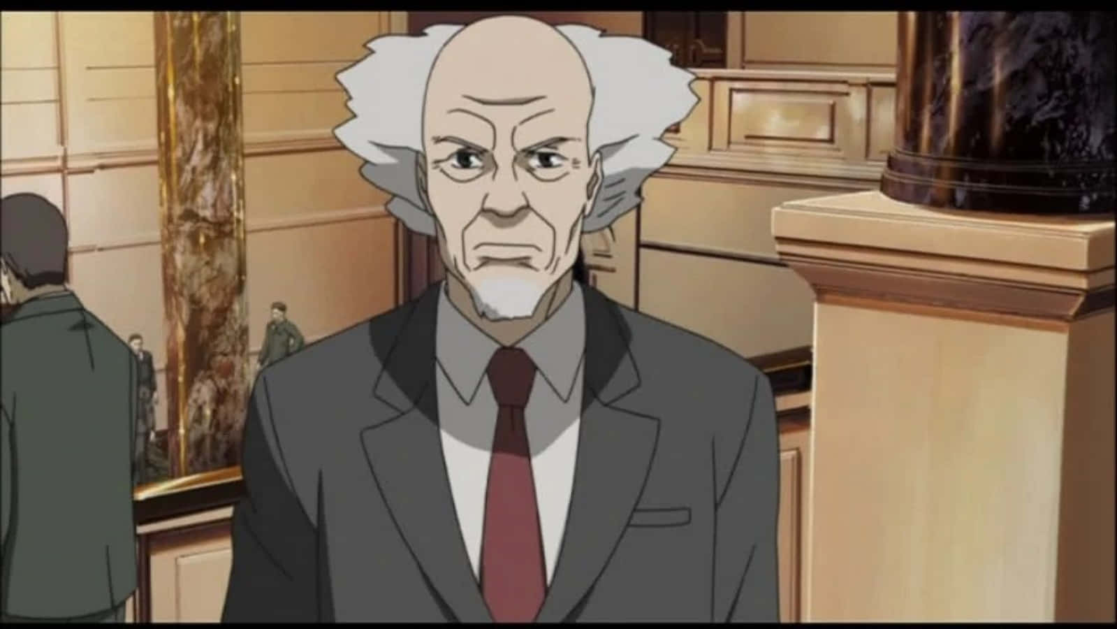 Ghost In The Shell Daisuke Aramaki 桌布 壁紙 — 一位白髮、表情嚴肅的老年動畫男性，在豪華大理石大廳穿著灰色西裝和紅色領帶。
