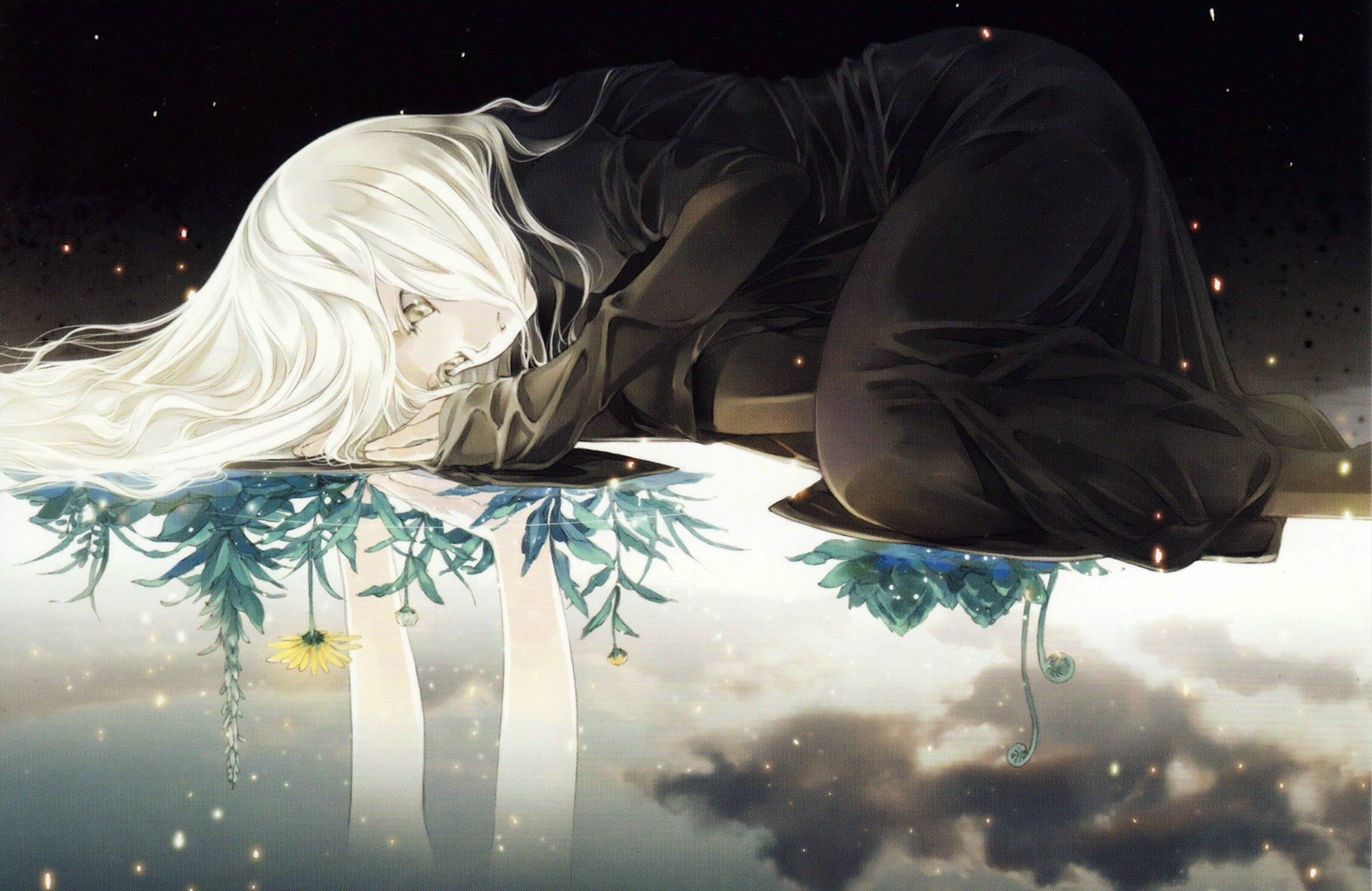 anime girl crying 桌布 壁紙 — 一位白髮動漫人物身穿深色長袍，將頭靠在反射表面上，映照出天空雲朵和懸掛的綠色植物及一朵黃花。