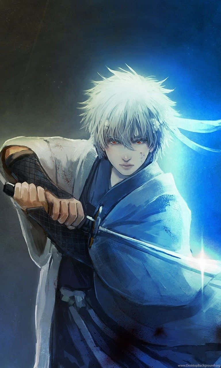 swordsman 桌布 壁紙 — 一位白髮動漫劍士身穿藍色長袍，在深藍色背景下握著一把發光的劍。