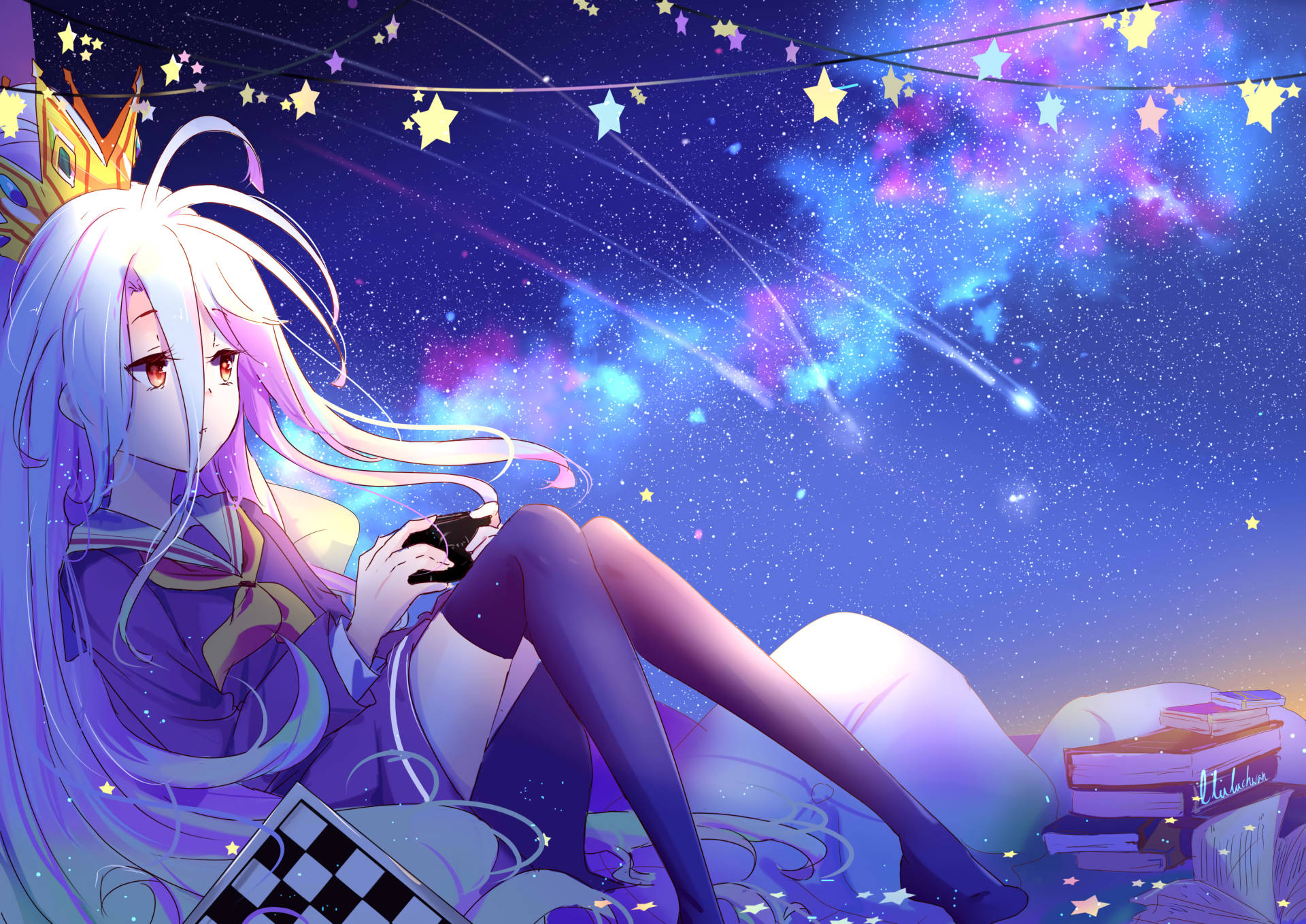 game 桌布 壁紙 — 一位白髮動漫女孩戴著皇冠，坐在星空宇宙天空下的雲上，拿著手機。