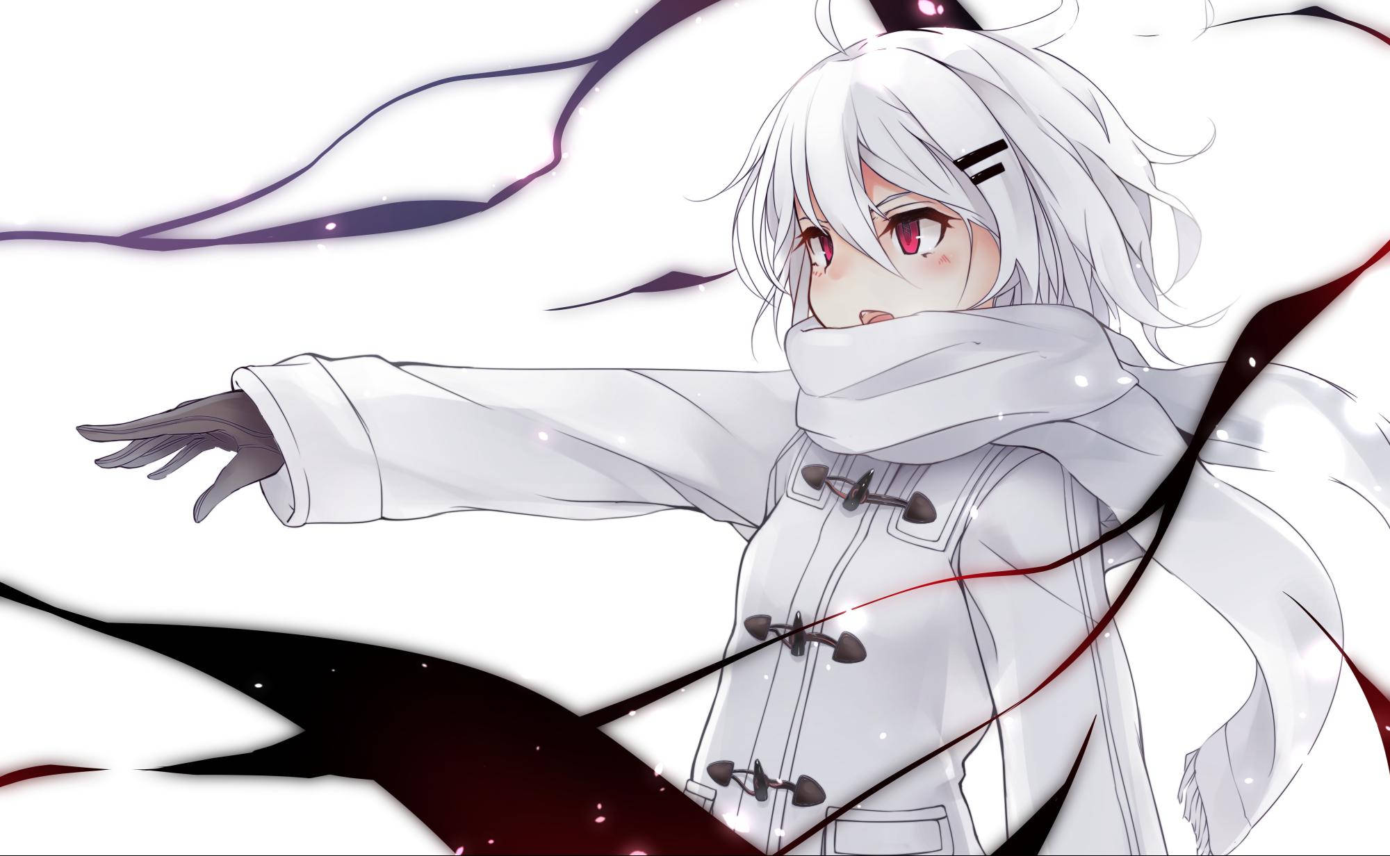 White Anime 桌布 壁紙 — 一位白髮動漫女孩穿著冬季外套，在純白背景襯托下伸出手臂，背景帶有深色流動條紋。