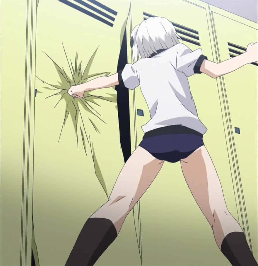  壁紙 — 一位白髮動漫女孩穿著校服，拳打黃色置物櫃，造成星形裂痕。
