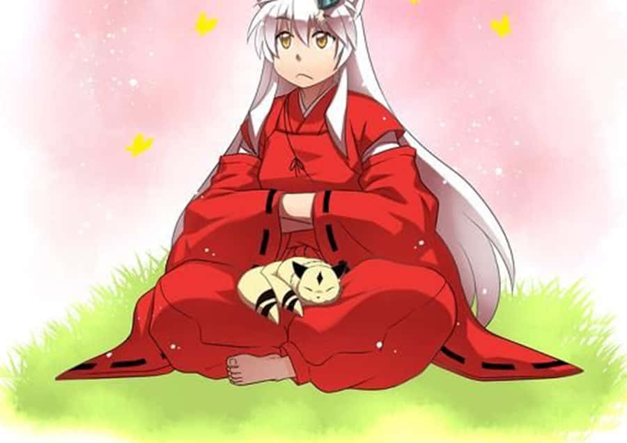 Inuyasha And Kirara 桌布 壁紙 — 一位白髮動漫女孩穿著紅色和服，盤腿坐在草地上，在粉紅色天空下抱著一隻睡著的貓咪生物，周圍有漂浮的黃葉。