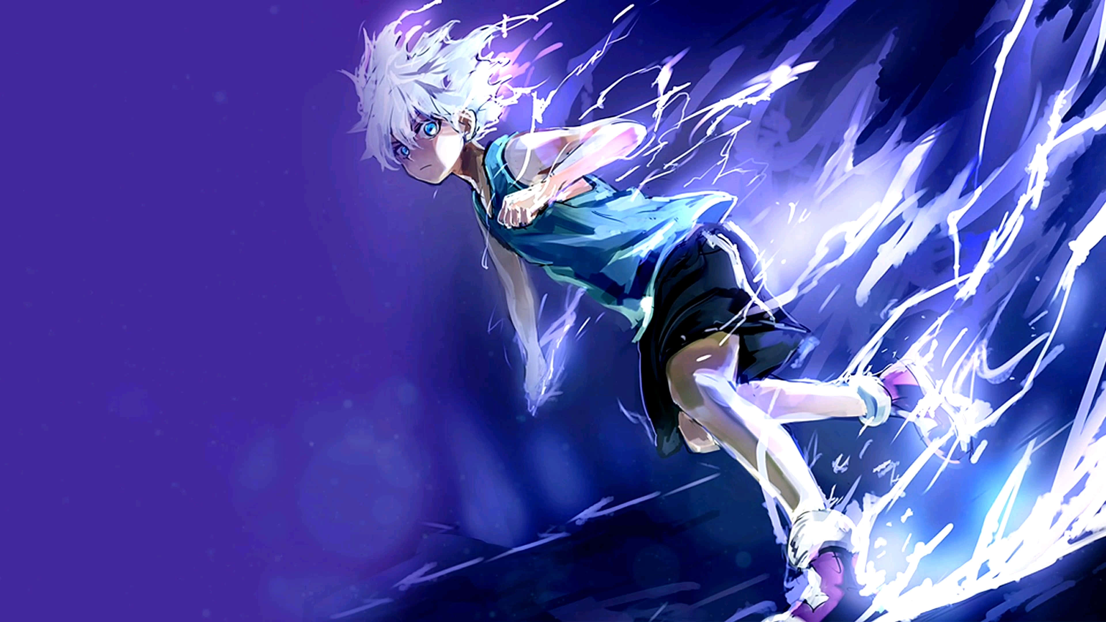 Killua Cute 桌布 壁紙 — 一位白髮動漫女孩穿著藍色上衣，在充滿活力的紫色和藍色能量爆發中奔跑。