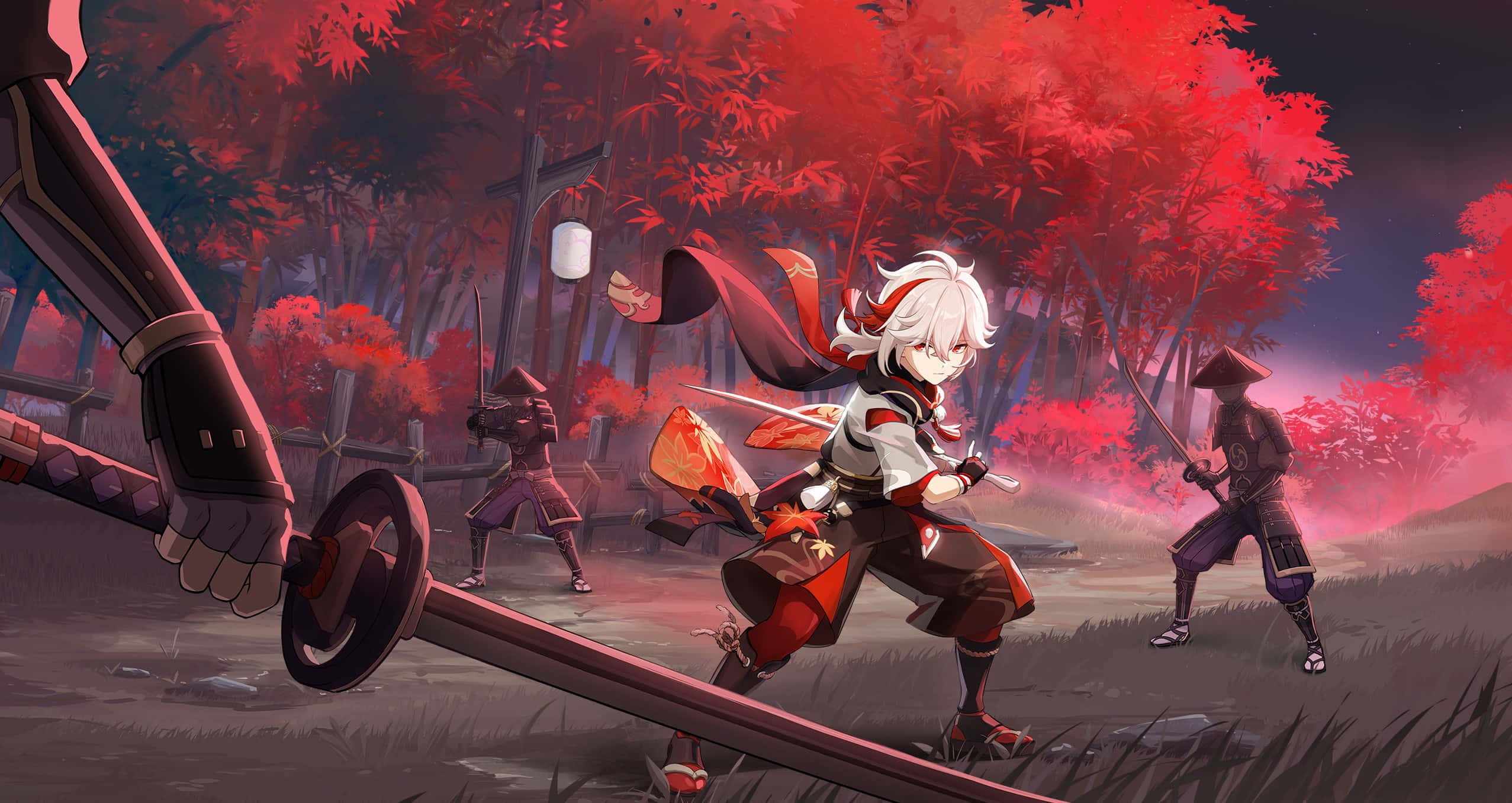 Genshin Impact Kazuha 桌布 壁紙 — 一位白髮動漫戰士在暮色森林戰鬥中砍穿深紅色的楓樹，而裝甲敵人正在前進。