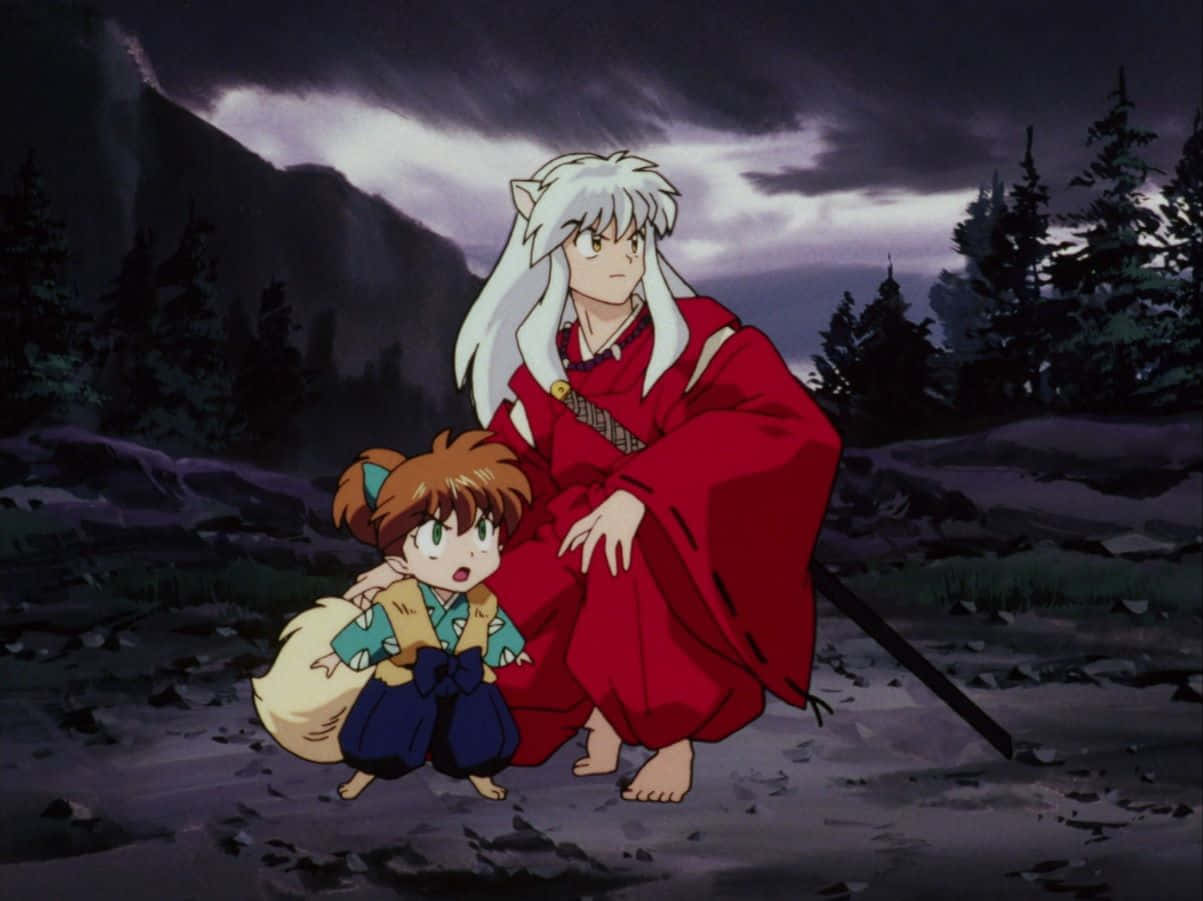 Inuyasha And Shippo 桌布 壁紙 — 一位白髮動漫戰士身穿紅色長袍，在黃昏的暴風雨森林中跪在一個驚訝的狐尾女孩旁邊。