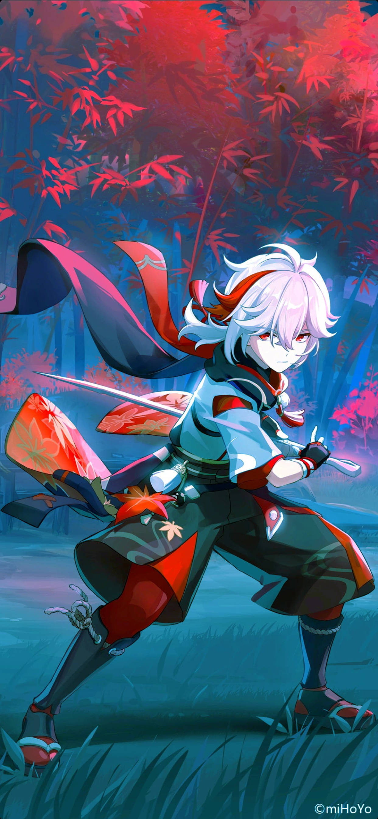 Genshin 桌布 壁紙 — 一位白髮動漫戰士身穿紅藍鎧甲，在暮色中充滿活力的紅楓林裡手持發光劍蓄勢待發。
