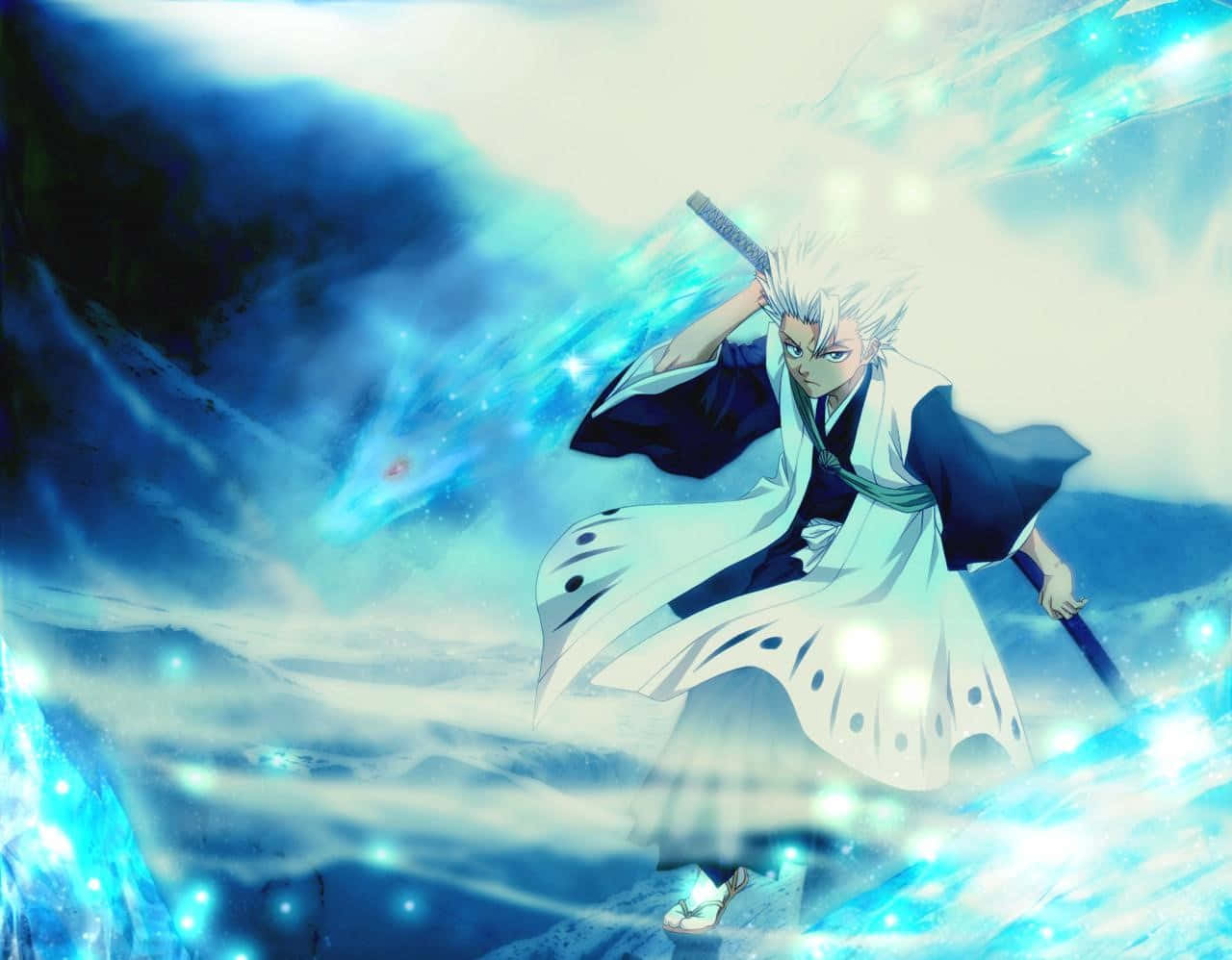 Toshiro Hitsugaya 桌布 壁紙 — 一位白髮動漫戰士身穿飄逸白袍，在旋轉的冰能量和閃爍粒子中揮舞著發光的藍色劍。