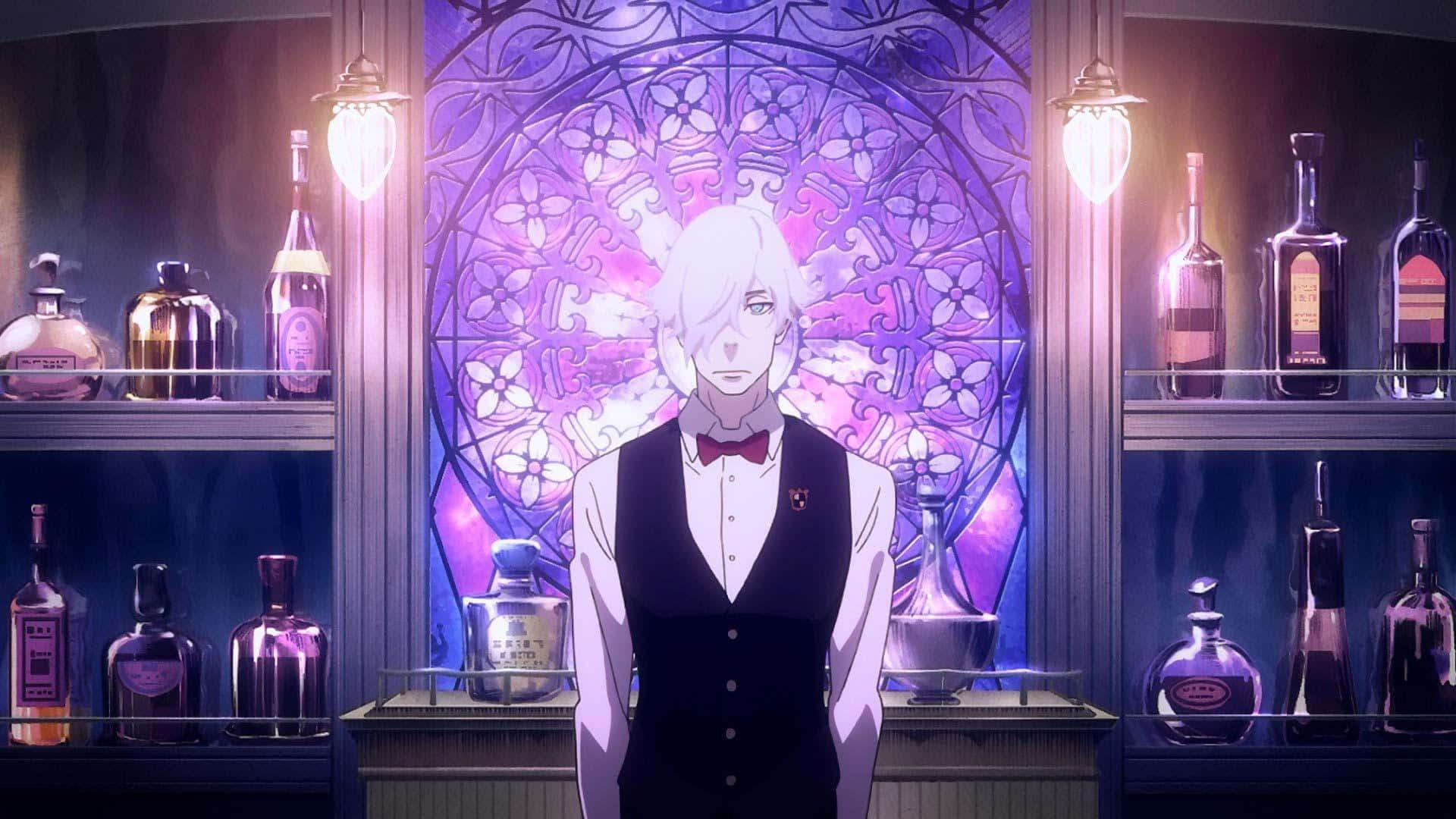 Death Parade 桌布 壁紙 — 一位白髮動畫調酒師穿著背心，站在發光的紫色彩繪玻璃窗前，兩旁是擺滿酒瓶的架子。