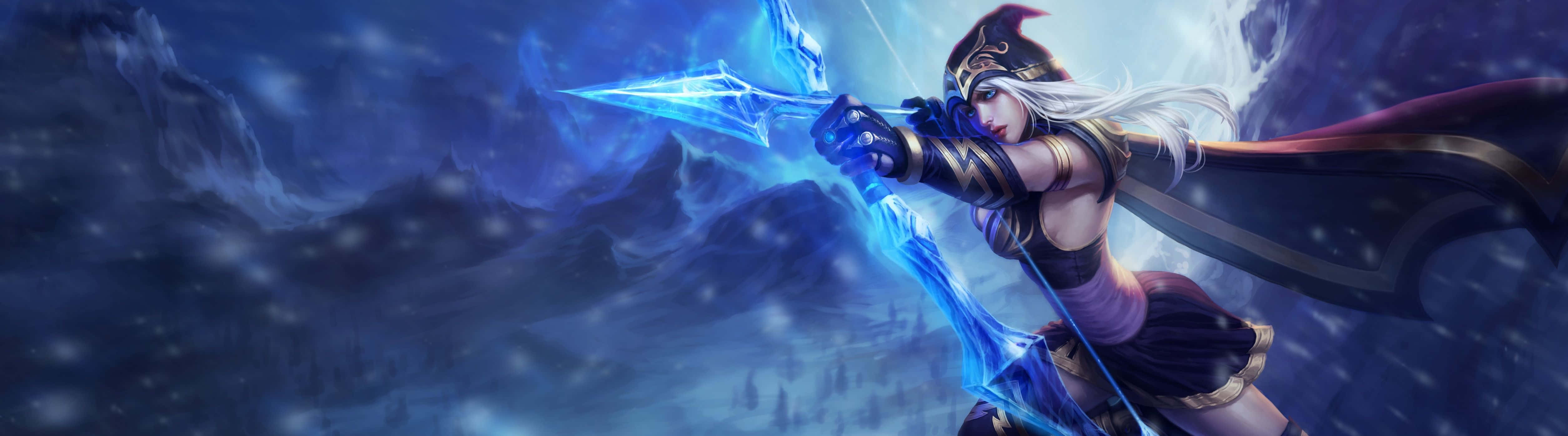 League Of Legends Dual Screen 桌布 壁紙 — 一位白髮奇幻女戰士在雪山背景下揮舞著發光的藍色冰矛。