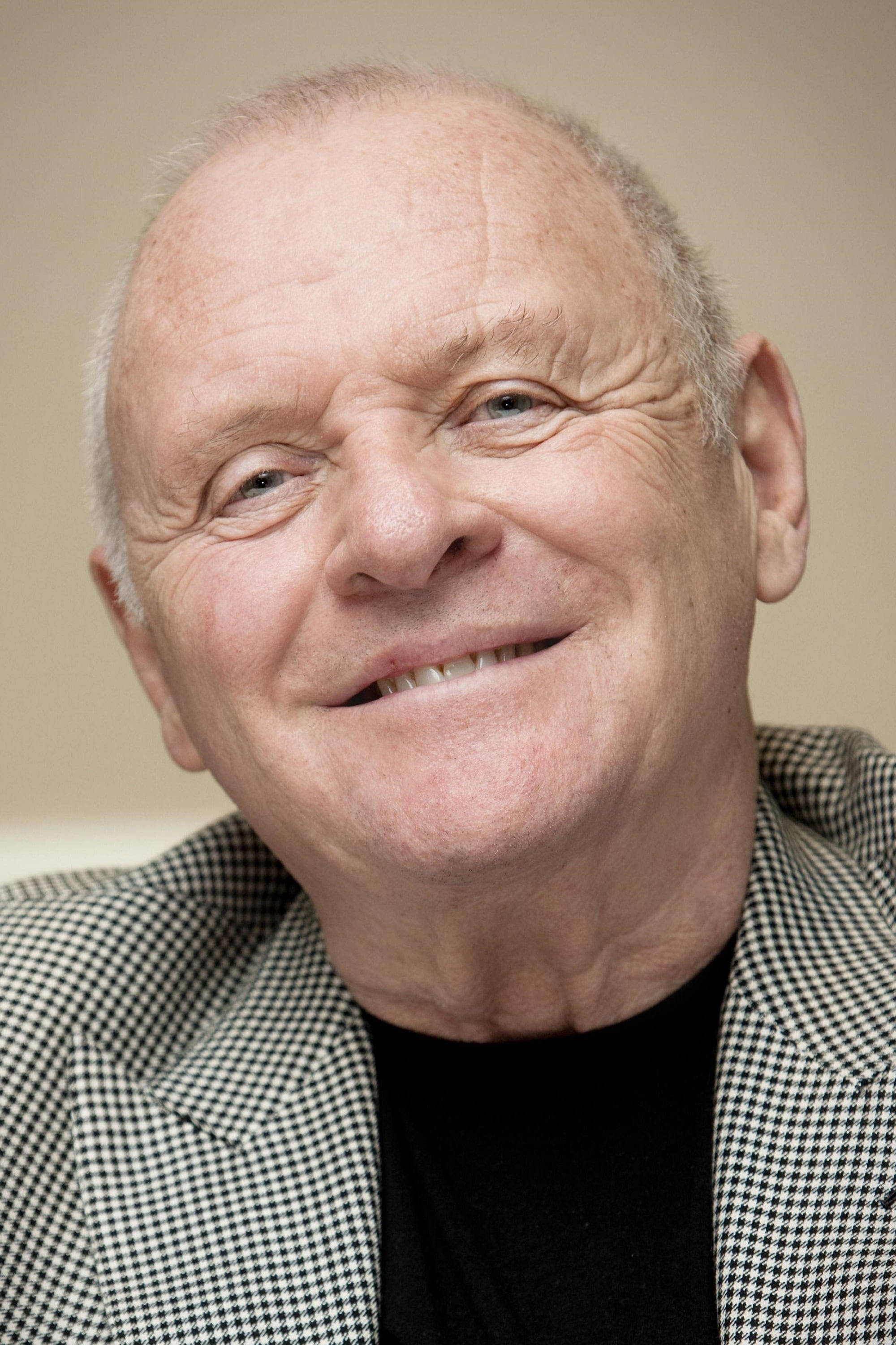 actor 桌布 壁紙 — 一位白髮微笑的年長男性穿著黑白格紋西裝外套的特寫肖像。