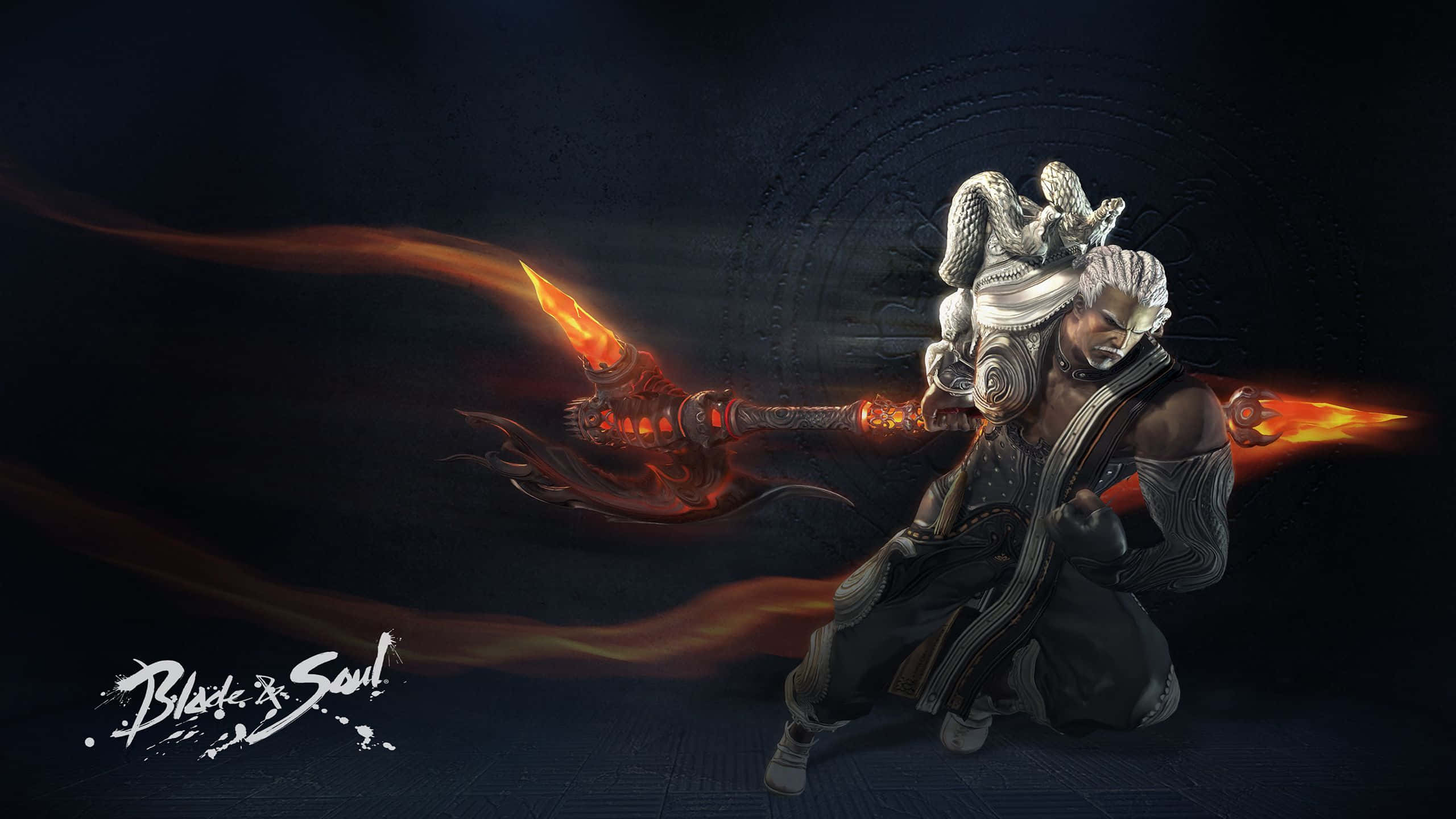 blade and soul 桌布 壁紙 — 一位白髮戰士戴著龍頭飾，在黑暗神秘背景下揮舞著火焰法杖。