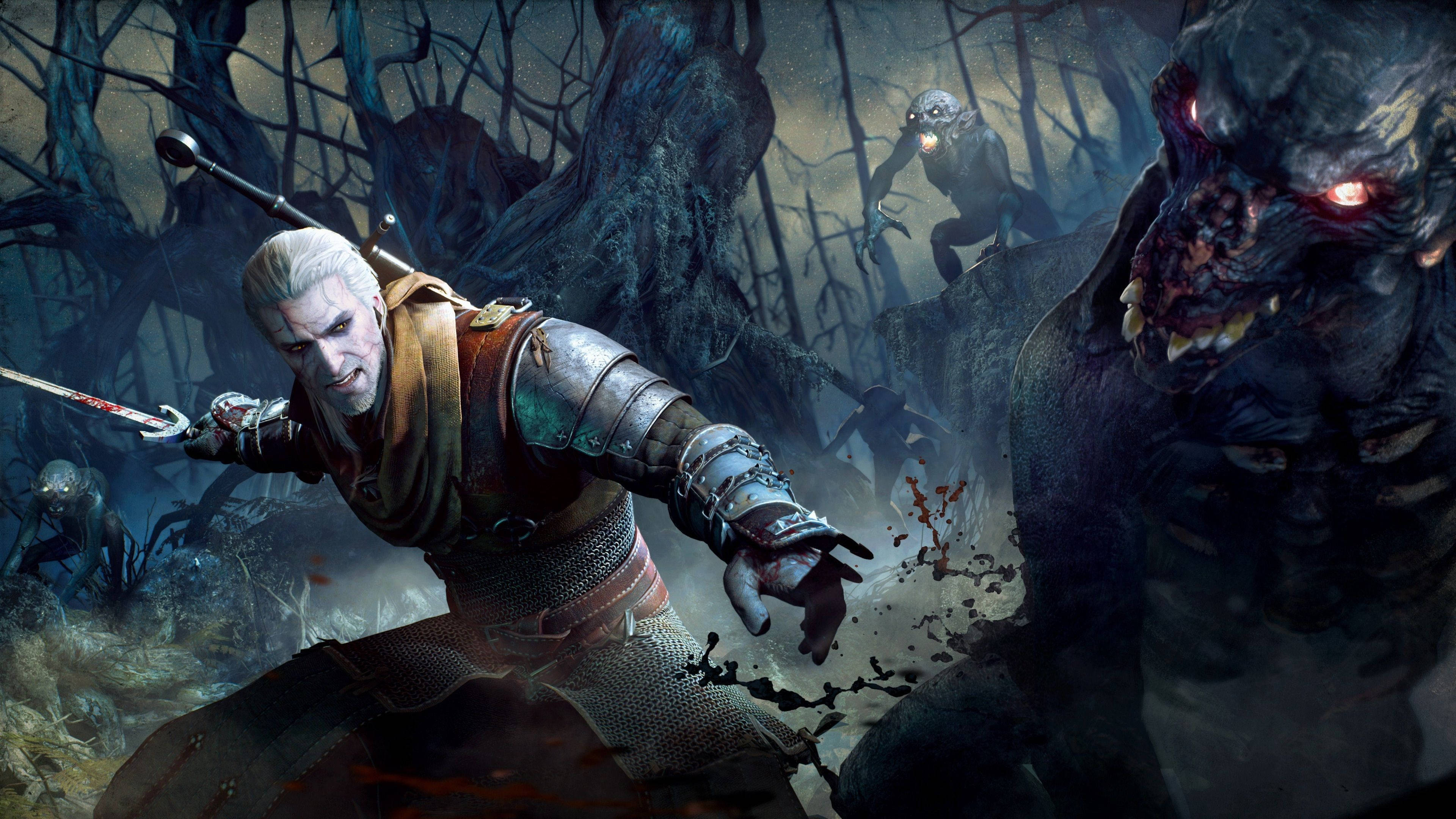 witcher 4K 桌布 壁紙 — 一位白髮戰士身穿盔甲，在黑暗扭曲的森林中揮砍一隻擁有發光紅眼的怪物。