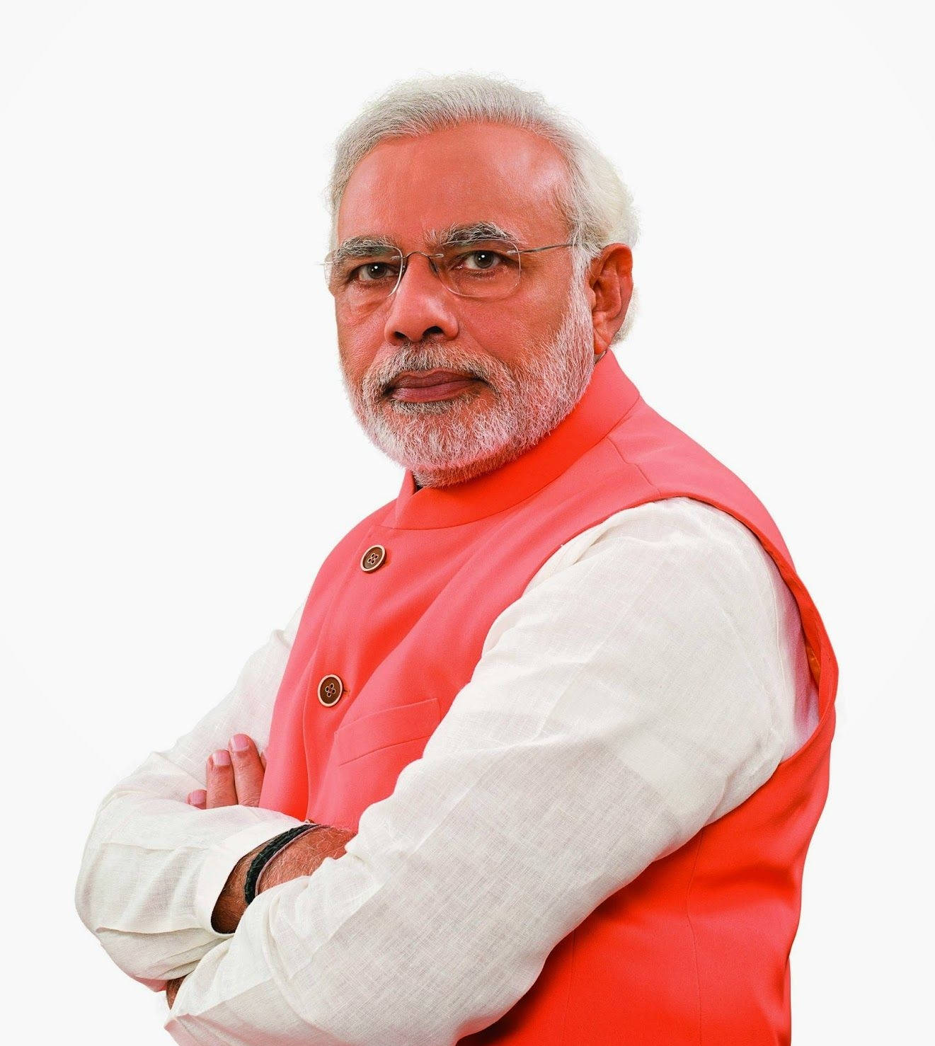 Narendra Modi 桌布 壁紙 — 一位白髮戴眼鏡的尊貴男士，在純白背景前雙臂交叉，身穿白色襯衫外搭珊瑚色背心。