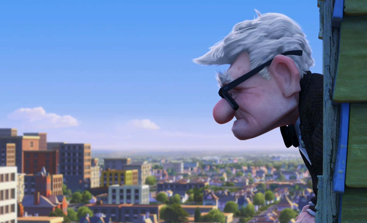 Animated 桌布 壁紙 — 一位白髮戴眼鏡的長者從一個綠色木窗窺視，窗外是晴朗藍天下廣闊的城市景觀。