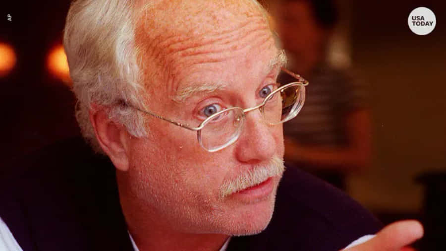 Richard Dreyfuss 桌布 壁紙 — 一位白髮戴眼鏡的長者特寫，專注地看著，表情驚訝。