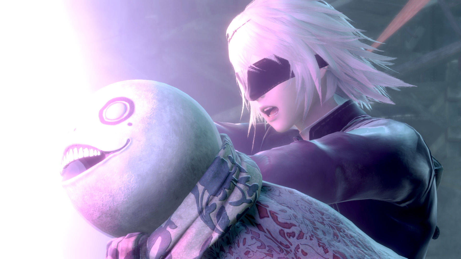 Nier 桌布 壁紙 — 一位白髮戴面具的戰士身穿暗色盔甲，在明亮的紫色光芒中，抓著一個發光的球形生物，露出寬大的牙齒笑容。