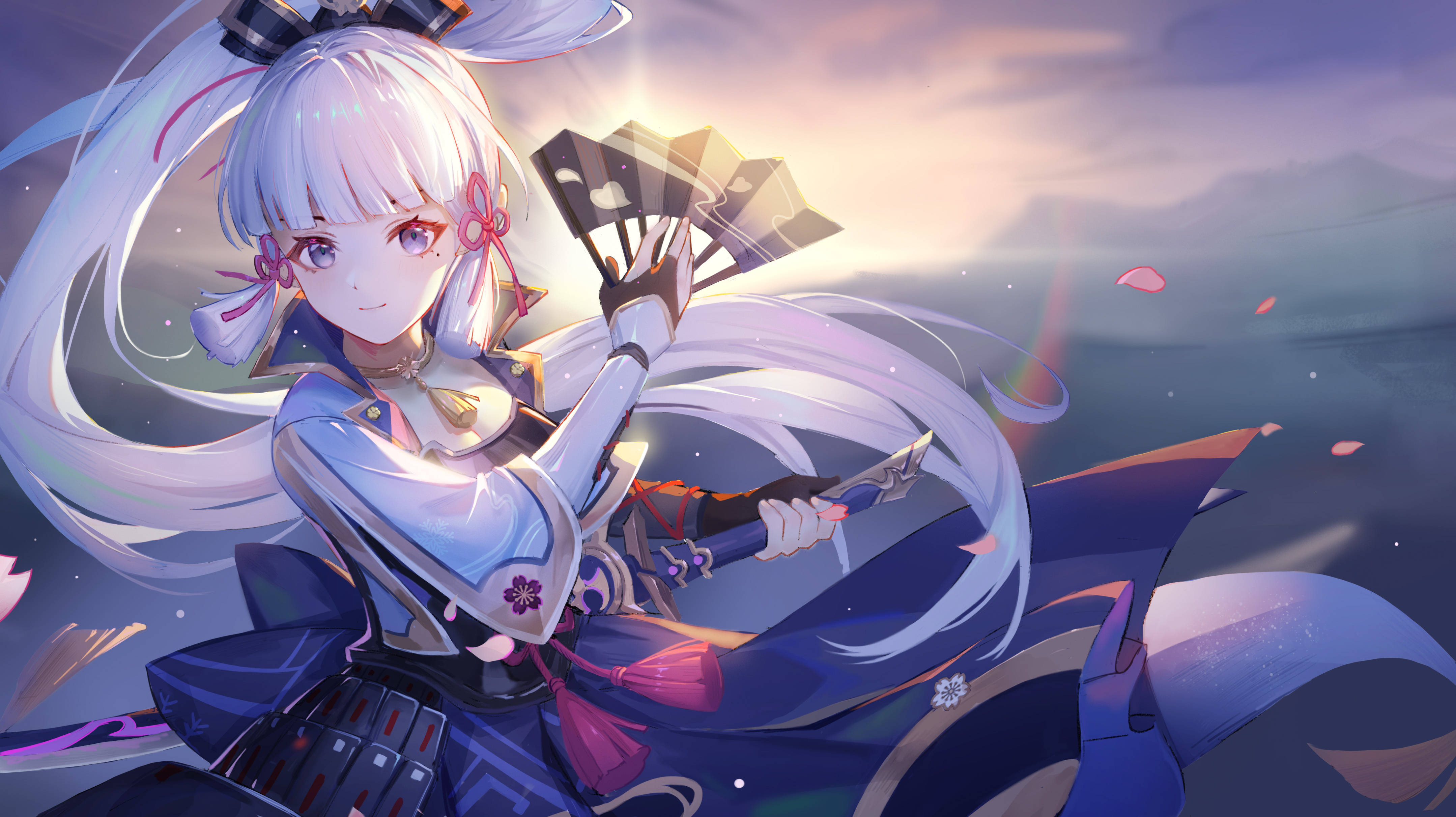 電玩遊戲 桌布 壁紙 — 一位白髮持扇的寧靜動漫少女，站在暮色天空下，花瓣飄浮，柔光閃爍。