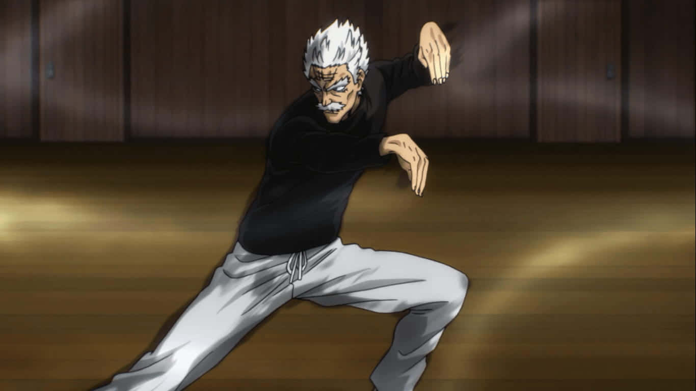 One Punch Man Bang 桌布 壁紙 — 一位白髮留鬚的動漫男子在木製道場中擺出動態武術姿勢。