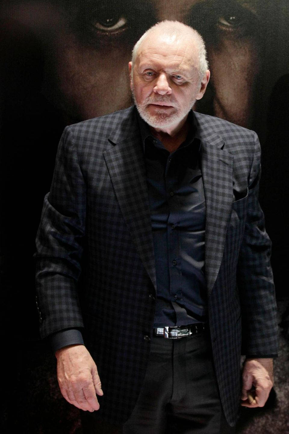 actor 桌布 壁紙 — 一位白髮白鬍子的年長男士，身穿深色格紋西裝外套，內搭黑色襯衫，背景昏暗，眼睛模糊。