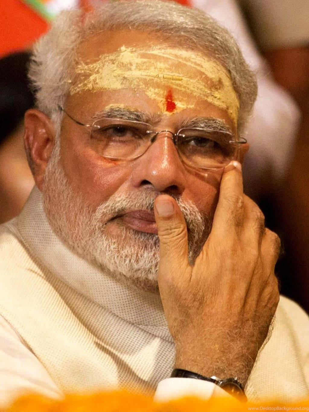 Narendra Modi 桌布 壁紙 — 一位白髮白鬍鬚男士的近距離肖像，戴著眼鏡和白色披肩，額頭上有金色標記和紅點。