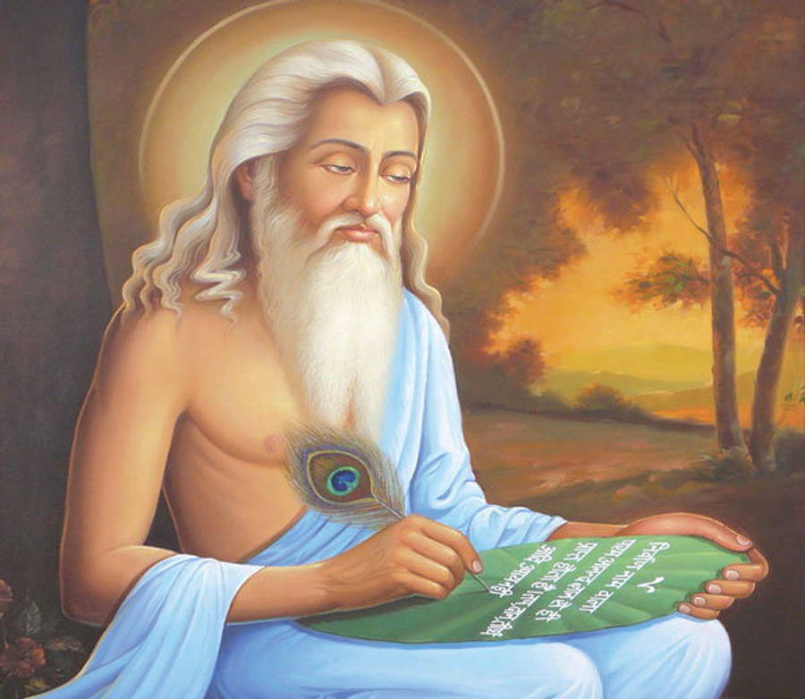 guru nanak dev ji 桌布 壁紙 — 一位白髮白鬚的寧靜聖人在金色光環下，用孔雀羽毛筆在綠葉上書寫經文。