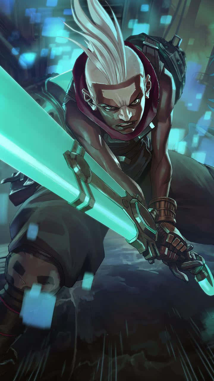 League Of Legends Phone 桌布 壁紙 — 一位白髮的兇猛動漫戰士在雨中的賽博龐克城市景觀中揮舞著發光的綠色劍。
