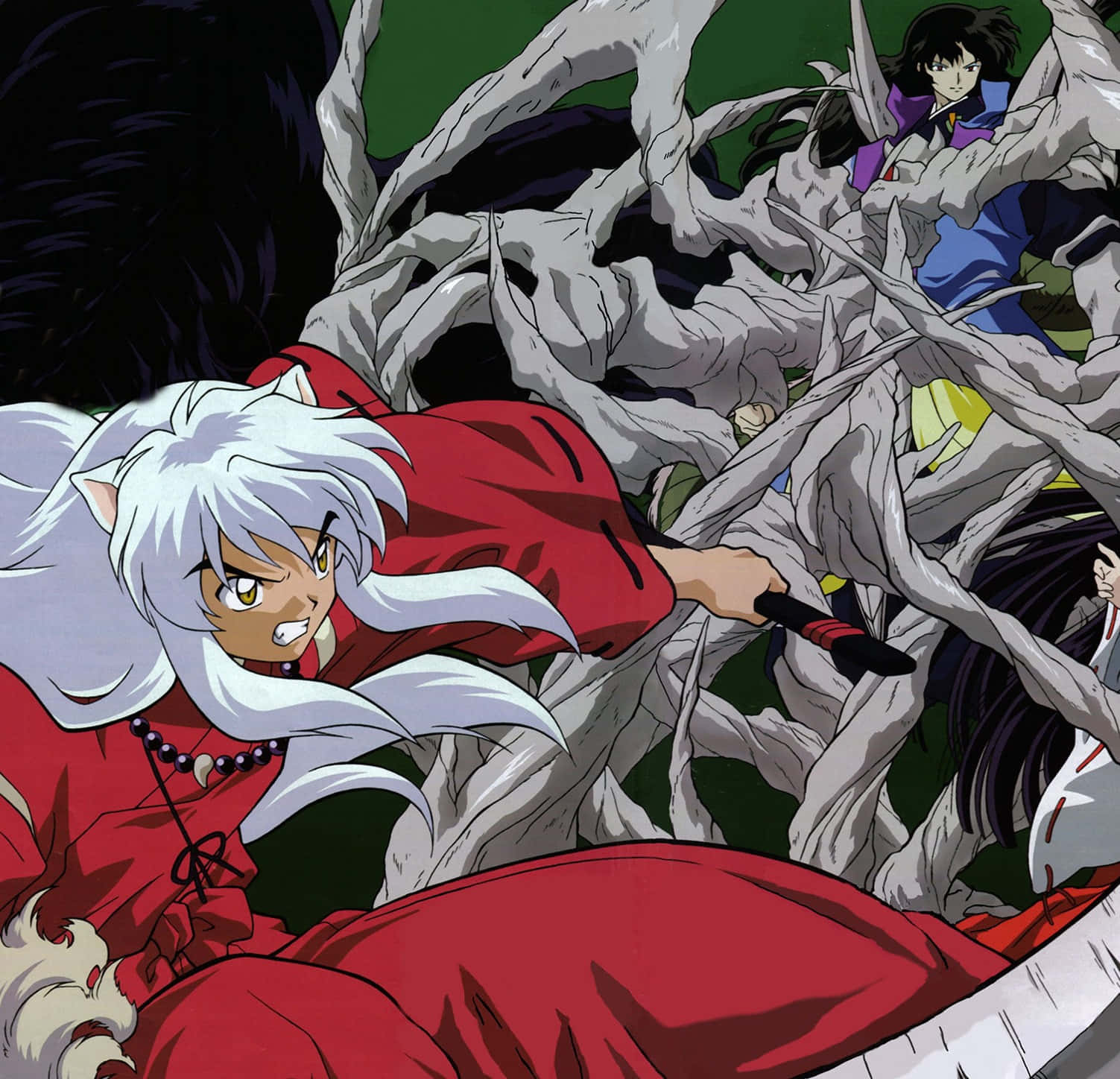 Inuyasha And Naraku 桌布 壁紙 — 一位白髮的兇猛動漫戰士身穿紅色，劈開糾結的灰色樹根，被黑髮盟友包圍在緊張的戰鬥場景中。
