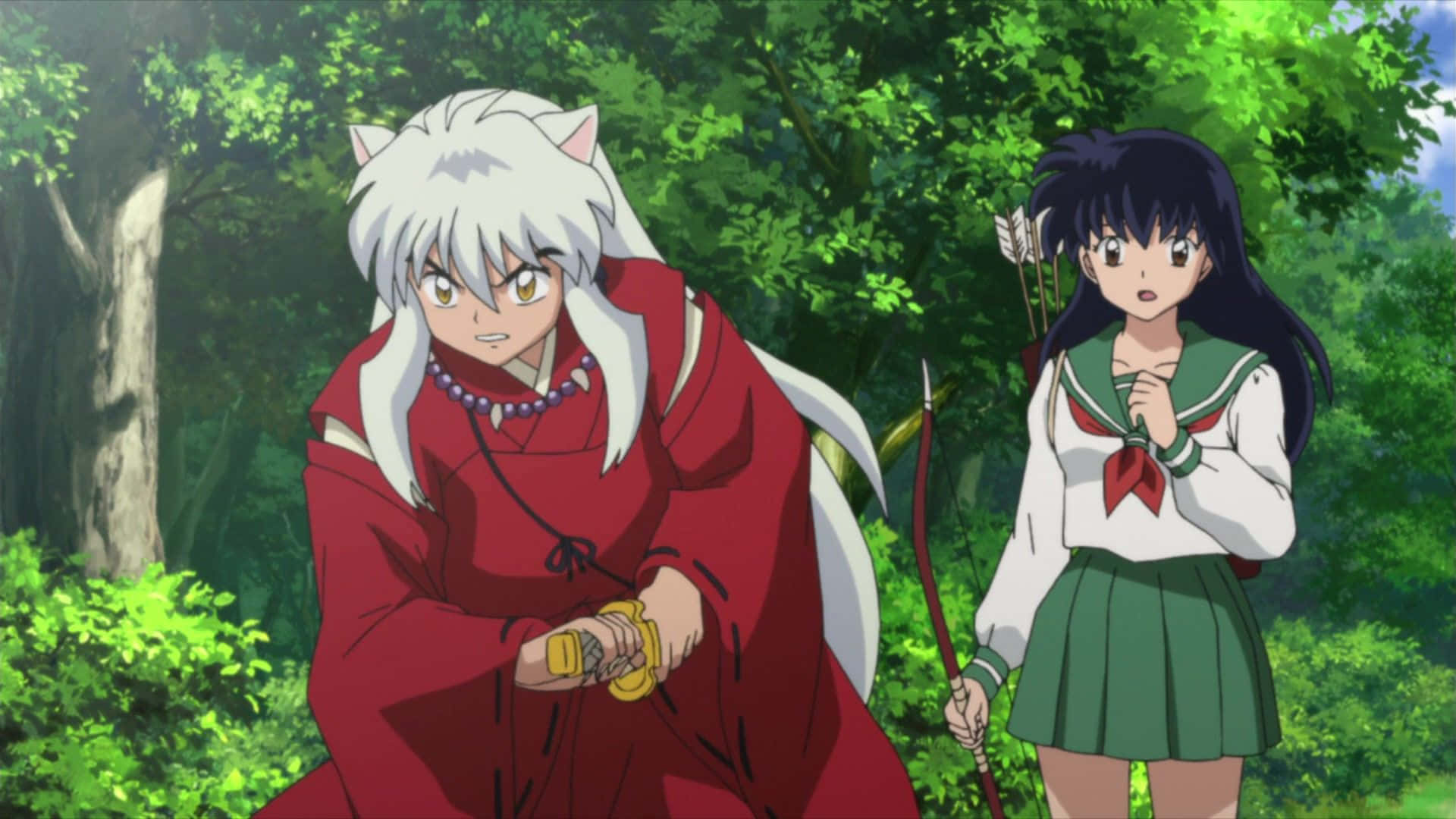 Inuyasha And The Gang 桌布 壁紙 — 一位白髮紅甲魔王與一位黑髮持弓的女學生在陽光明媚的森林中警覺地站立。