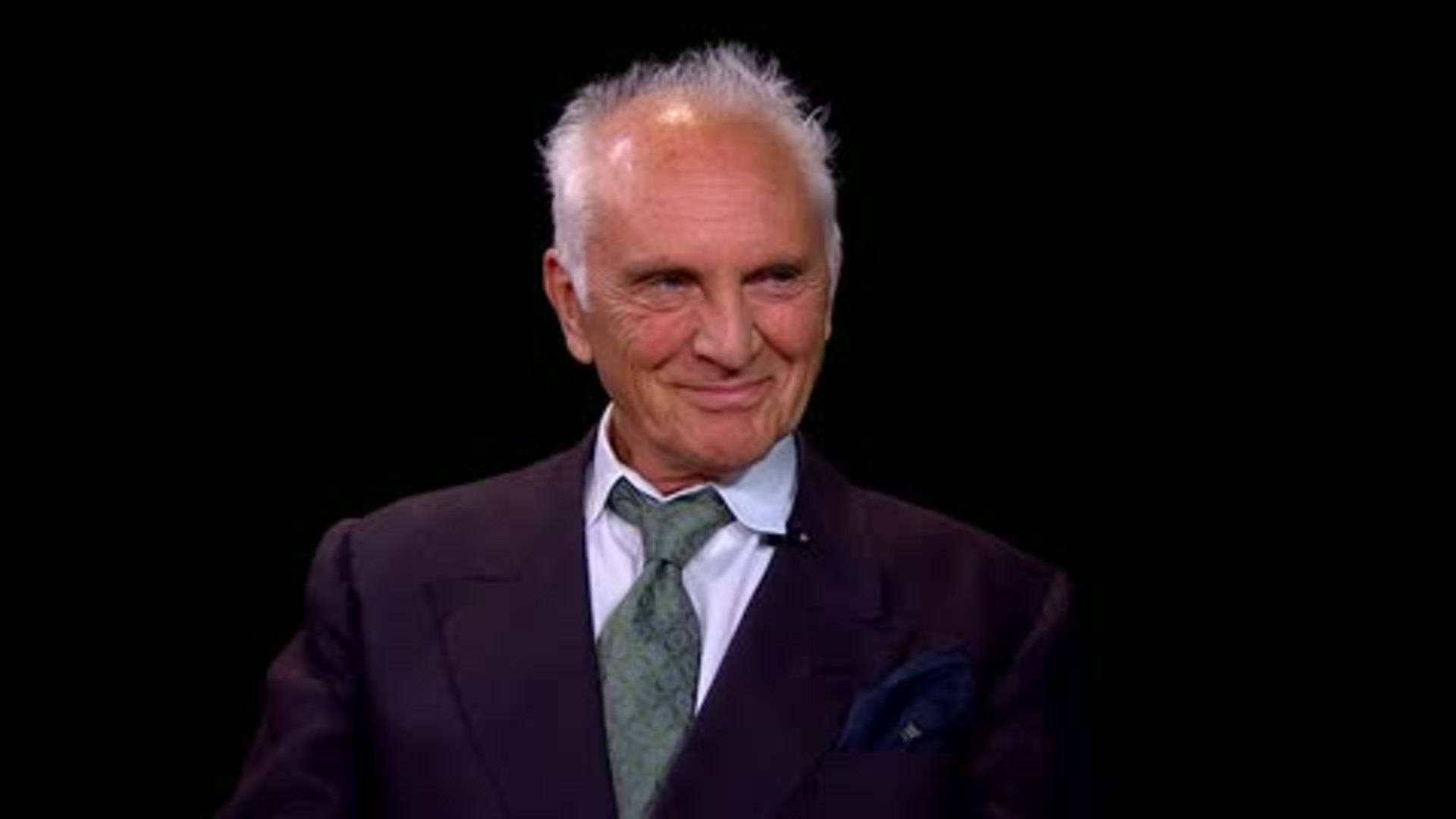 Celebrity 桌布 壁紙 — 一位白髮老人在黑色背景前穿著深色西裝，露出溫暖的笑容。