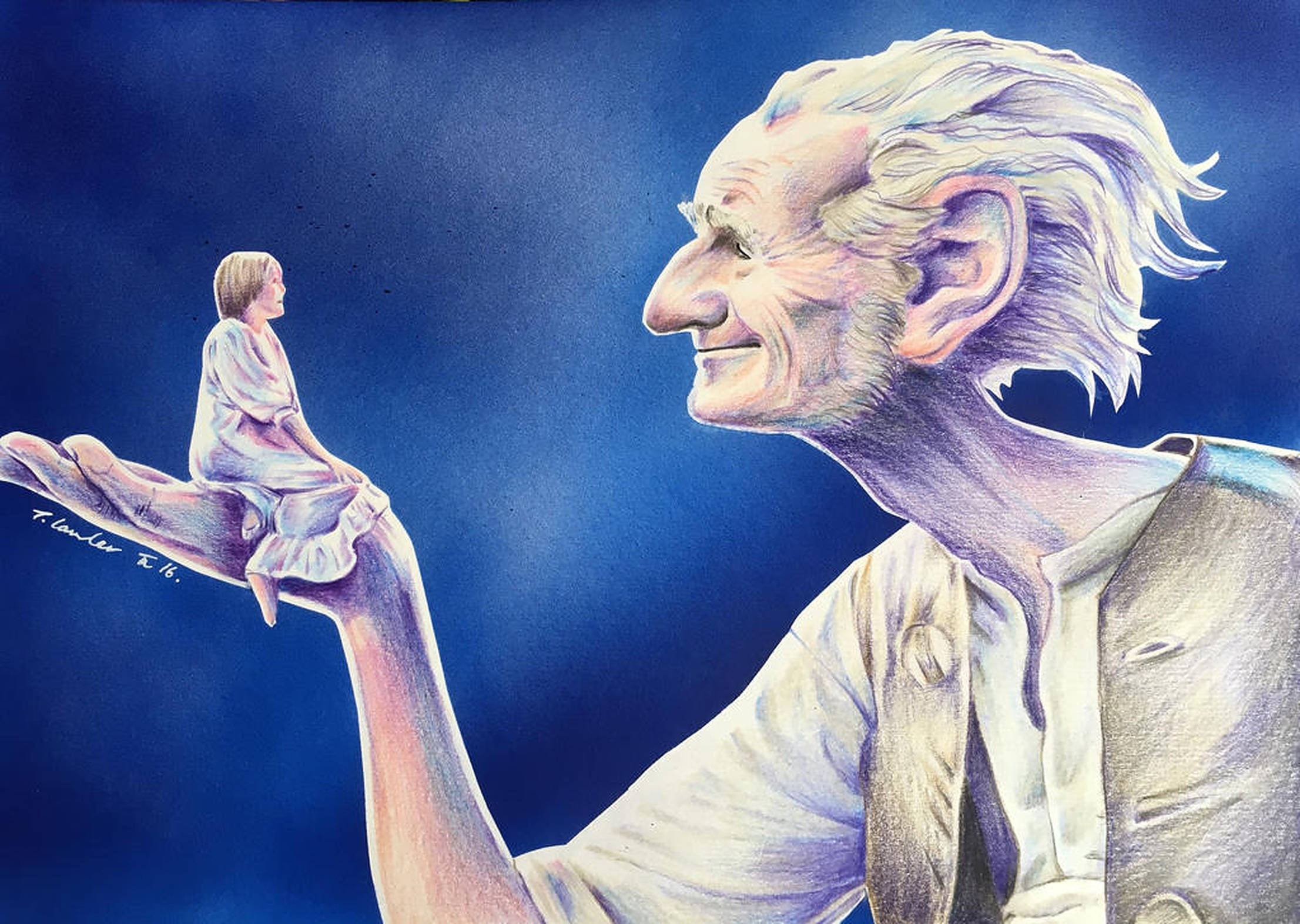 Bfg 桌布 壁紙 — 一位白髮老人溫柔地微笑，一個小孩坐在他伸出的手上，背景是深藍色。