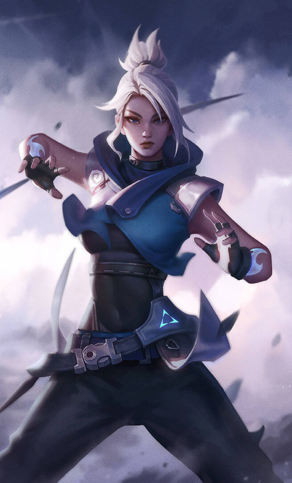 白髮藍甲的動漫戰士在暴風雨的天空下揮舞著發光的劍。 — Valorant Jett 壁紙