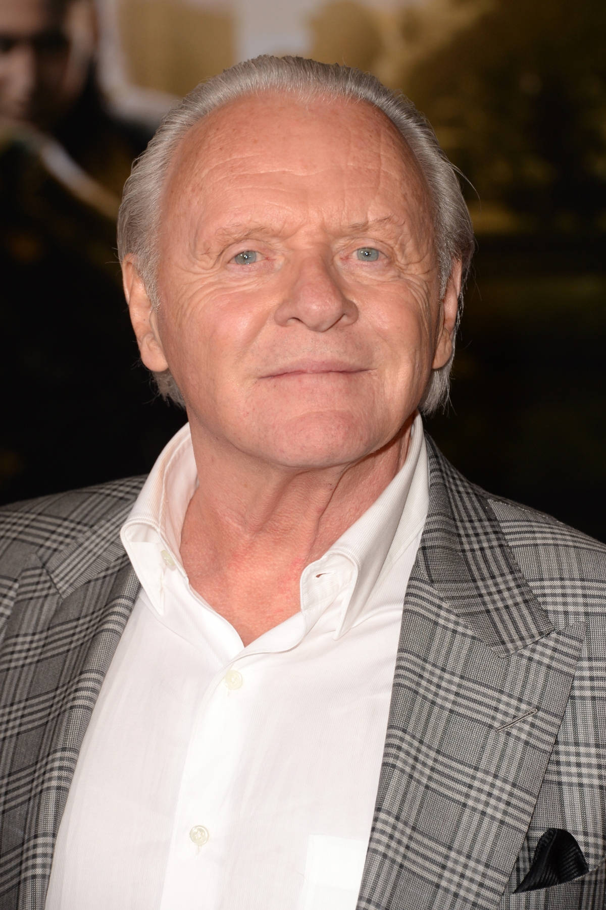 actor 桌布 壁紙 — 一位白髮藍眼、穿著格紋西裝外套內搭白襯衫的尊貴長者近距離肖像。