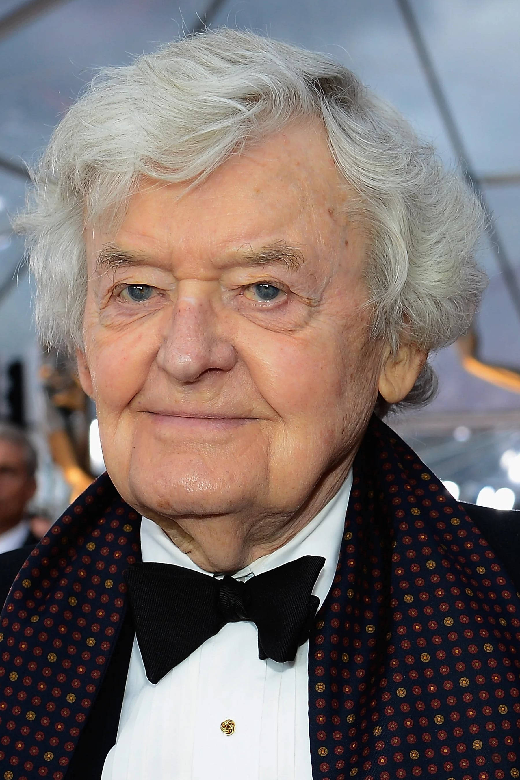 Celebrity 桌布 壁紙 — 一位白髮藍眼的長者，在正式場合佩戴黑色蝴蝶結領結和圖案圍巾。