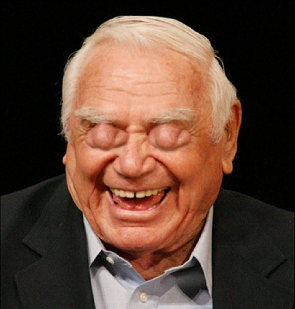 Smile 桌布 壁紙 — 一位白髮長者在黑色背景前緊閉雙眼開懷大笑。