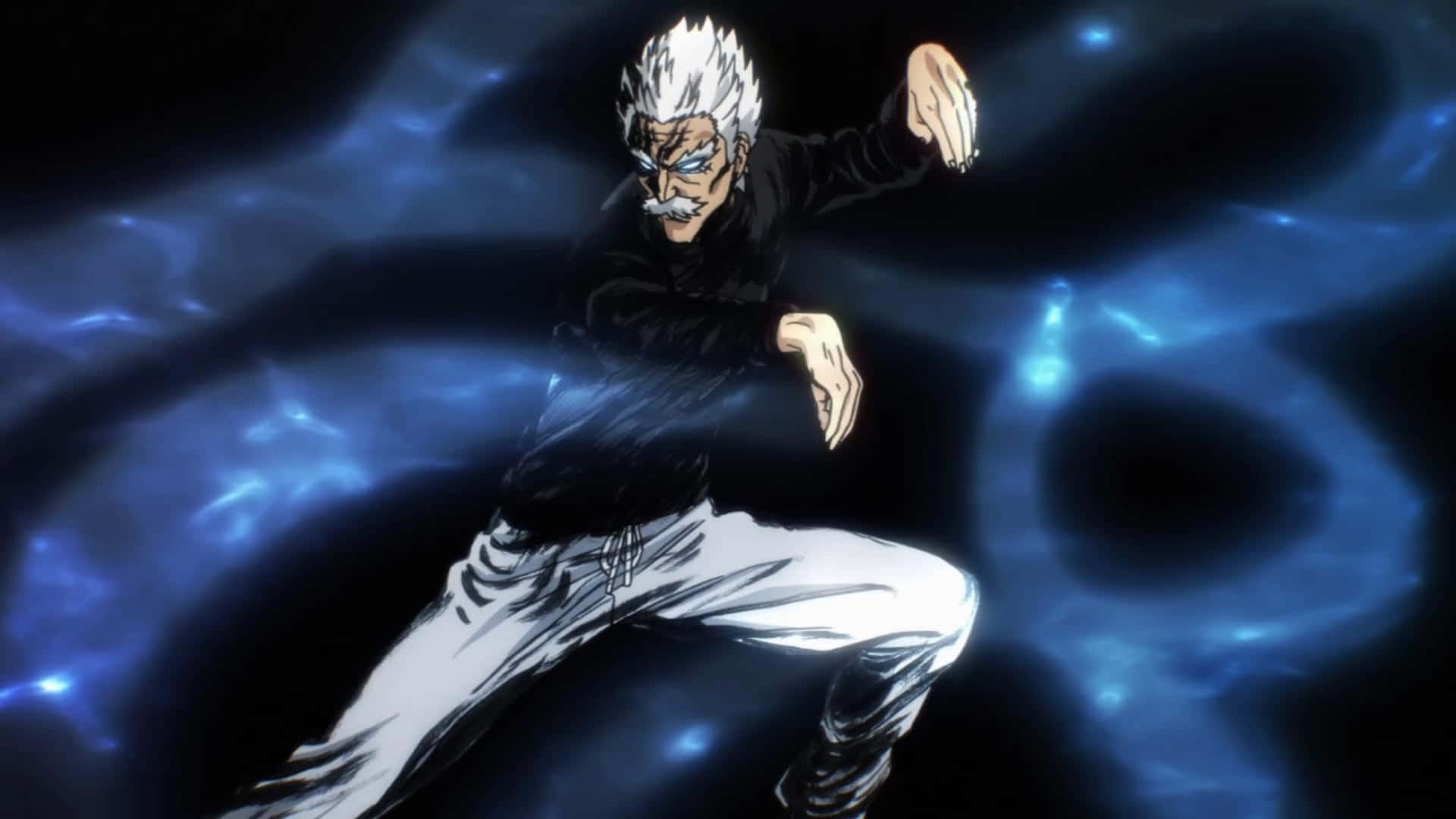One Punch Man Bang 桌布 壁紙 — 一位白髮黑衣的動漫戰士，在旋轉的藍色能量背景下擺出動態姿勢。