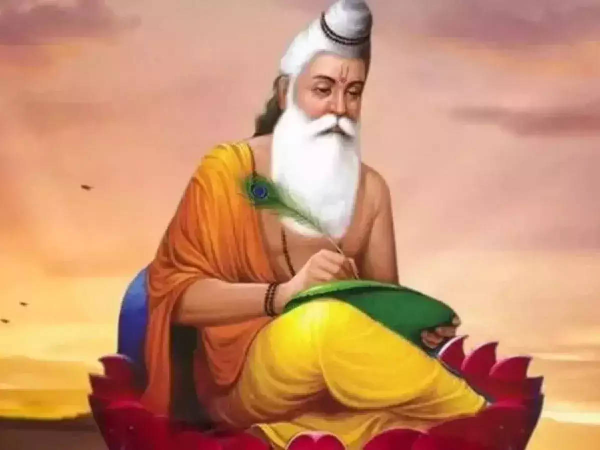 guru nanak dev ji 桌布 壁紙 — 一位白鬍子的古代聖人盤腿坐在紅色蓮花上，用孔雀羽毛筆在綠色卷軸上書寫，背景是溫暖的日落天空。