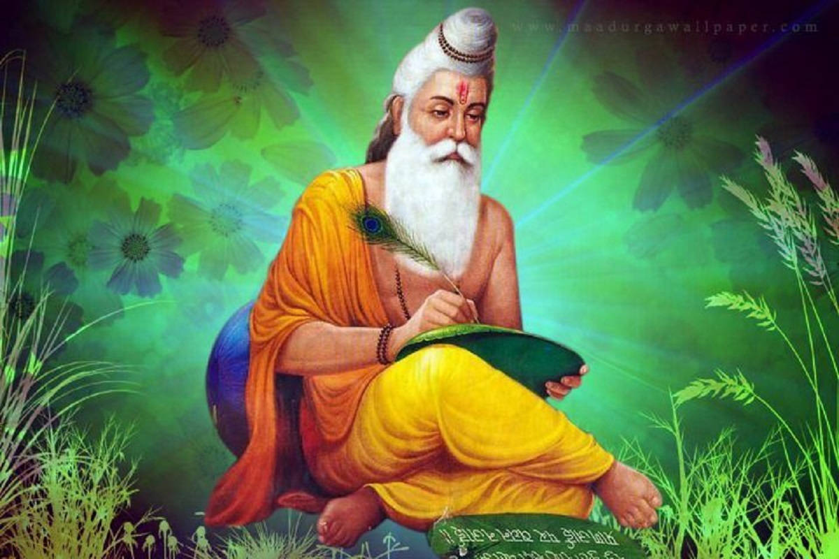guru nanak dev ji 桌布 壁紙 — 一位白鬍子的年長賢者，在發光的綠光下，被鮮花和草地環繞，正在一本綠色書上書寫。