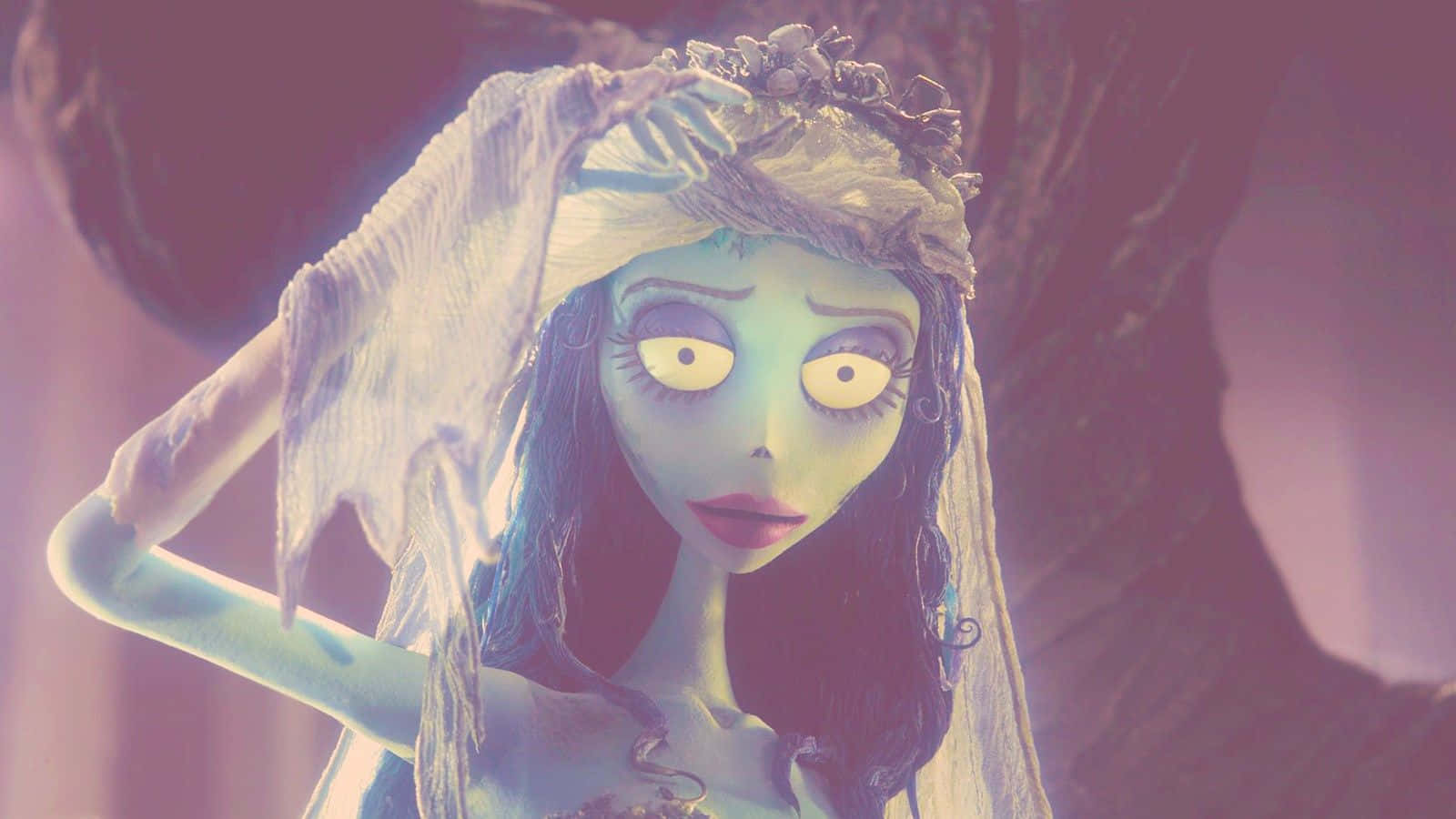 corpse bride 桌布 壁紙 — 一位皮膚蒼白、綠色、眼睛又大又黃、面紗破爛的新娘，站在燈光昏暗、陰森森的森林環境中。