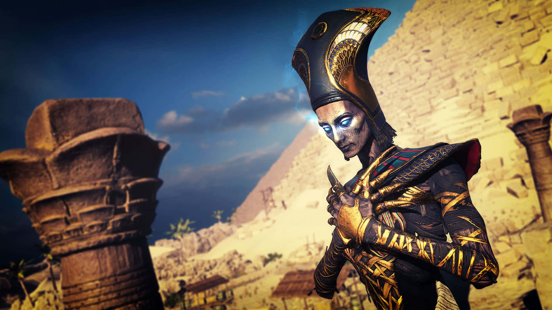 1366x768 Strange Brigade 桌布 壁紙 — 一位眼睛發光的埃及戰士，身穿華麗金色盔甲，在暮色天空下站在古老的石柱和金字塔前。