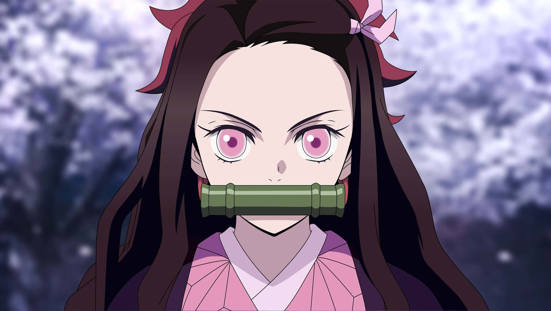 動漫女孩，粉紅色眼睛，竹製口塞，粉紅色和服，森林背景 — 禰豆子 GIF 壁紙