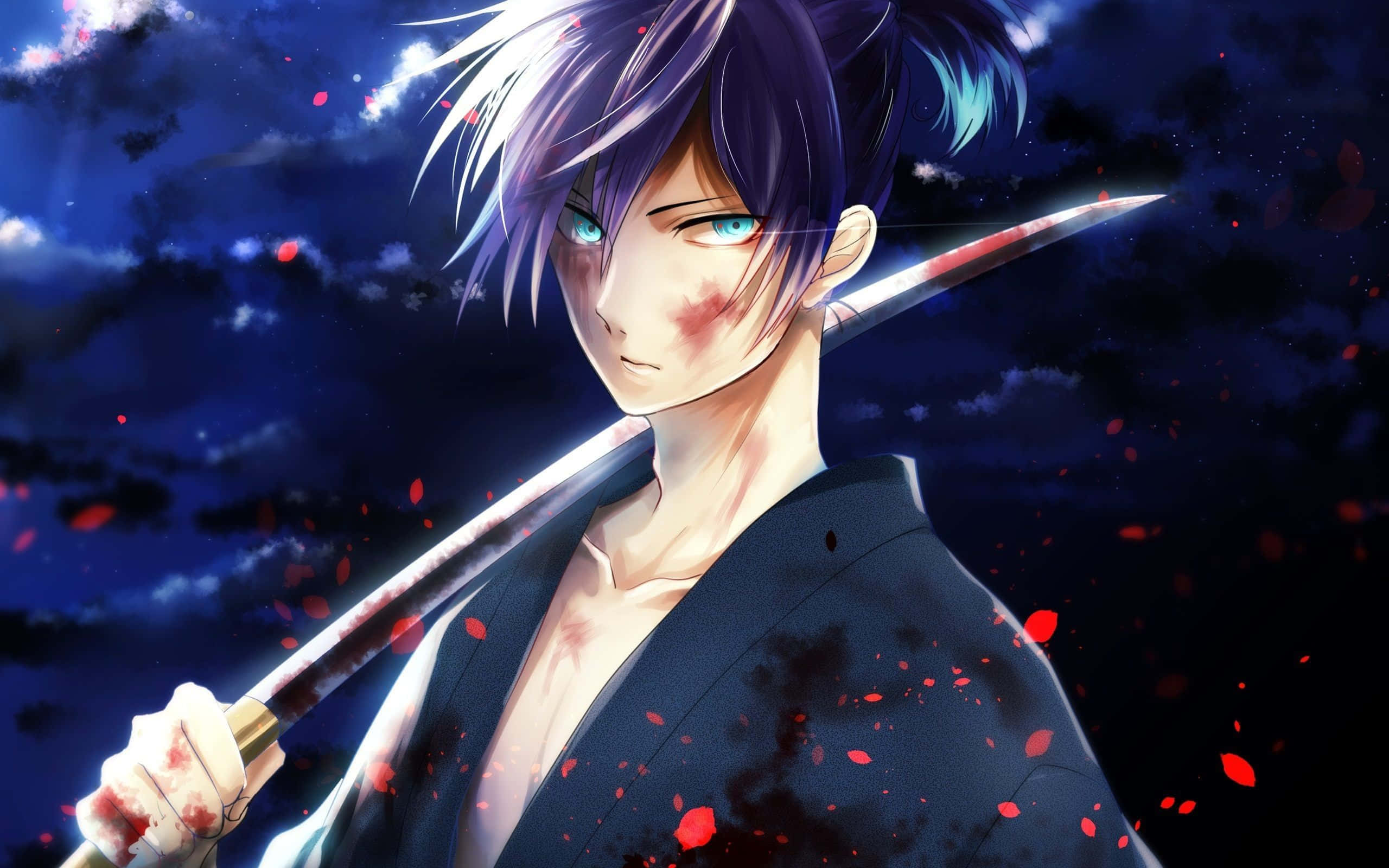 動漫男孩 桌布 壁紙 — 一位眼神堅定的動畫武士，擁有發光的藍色眼睛和沾血的劍，站在黑暗暴風雨的天空下，伴隨著飄落的紅色花瓣。