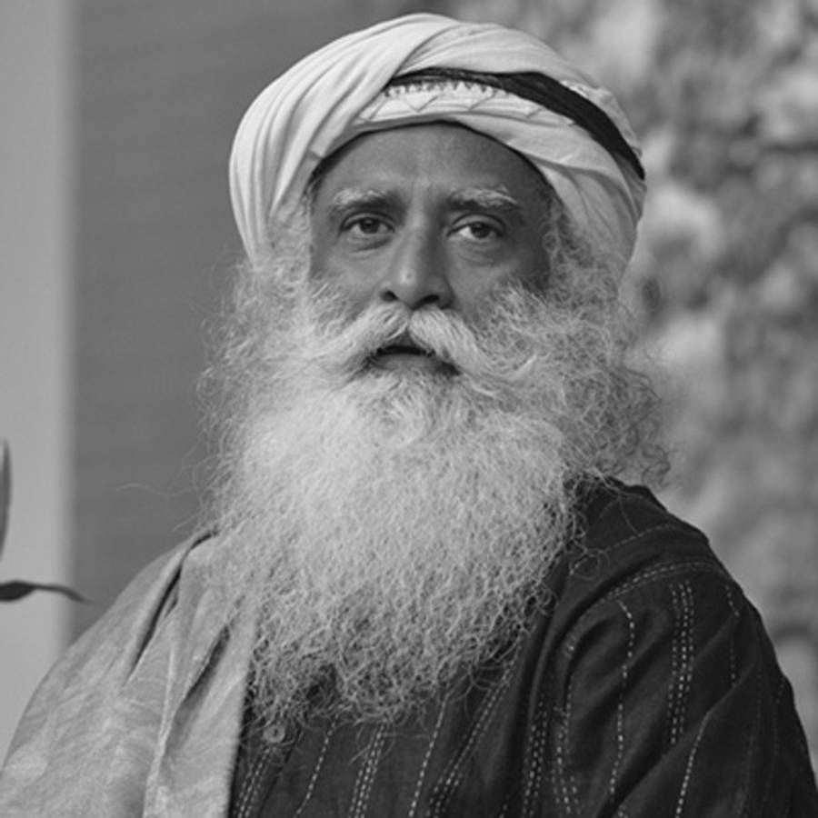 Sadhguru 桌布 壁紙 — 一位睿智的長者，留著長長的白鬍子，戴著頭巾，在柔和的黑白肖像中若有所思地凝視著。