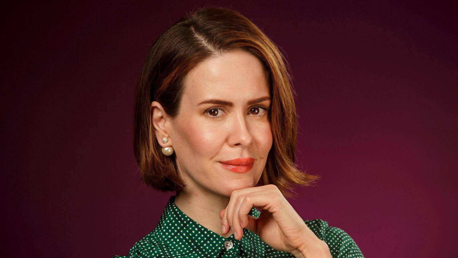 Celebrity 桌布 壁紙 — 一位短棕髮、戴珍珠耳環的女性，在深紫色背景下若有所思地凝視。